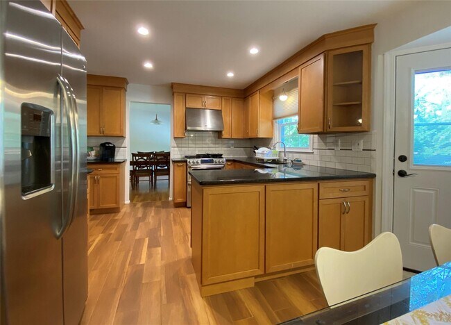 Building Photo - 213 Fort Lee Pl