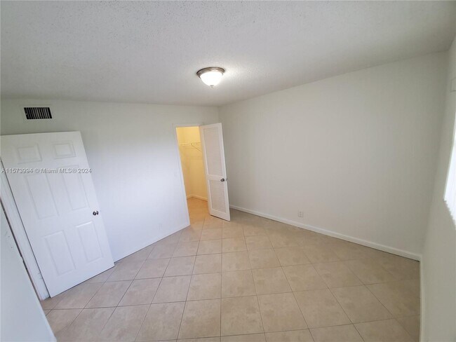 Building Photo - 560 SE 2nd Ave