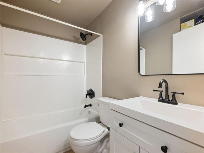 Building Photo - 115 Biscayne Dr NW