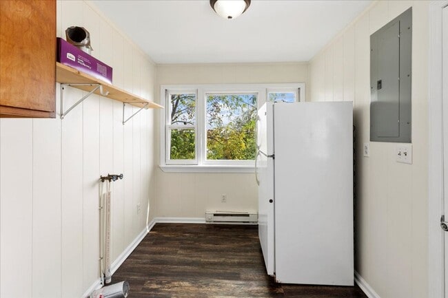 Building Photo - Three Bedroom Available Now In Radford