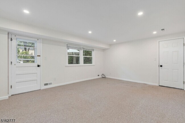 Building Photo - 27 Glenbrook Rd