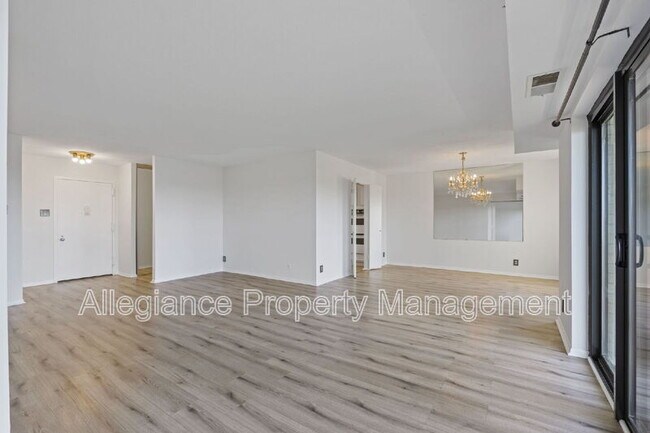 Building Photo - 309 Yoakum Pkwy
