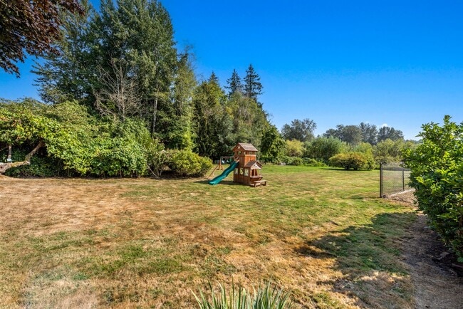 Building Photo - Peaceful Lakefront Living in Kirkland