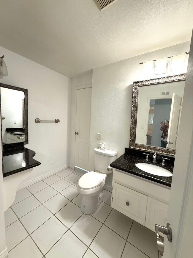 Building Photo - 4 Bedroom 2 Bathroom home available for re...