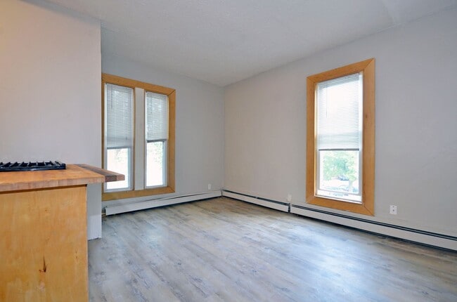 Building Photo - Updated Studio Unit - Available Now!