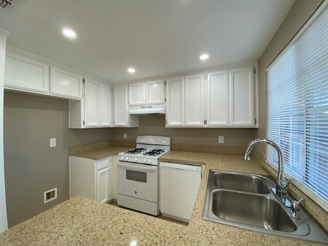Building Photo - Beautiful Remodeled 3 Bedroom 2 Bathroom