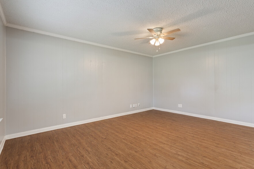 Building Photo - 407 Crescent St