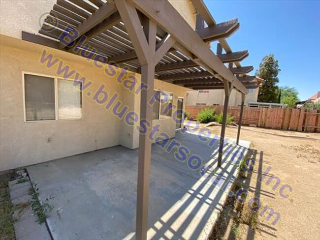 Building Photo - Move In Ready! Beautiful Two Story Home