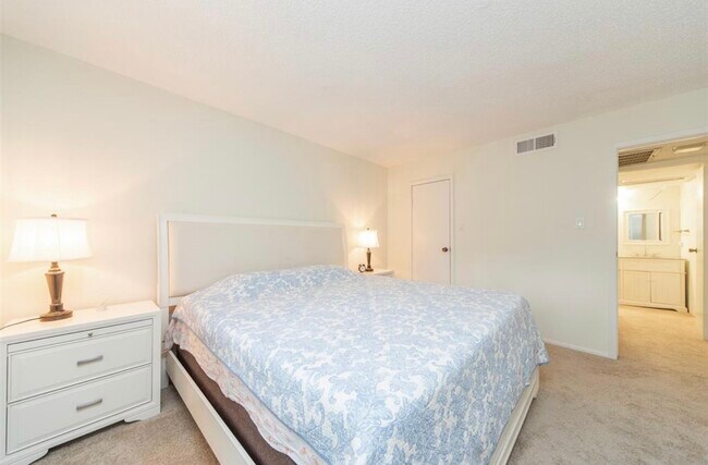 Building Photo - 10049 Westpark Dr