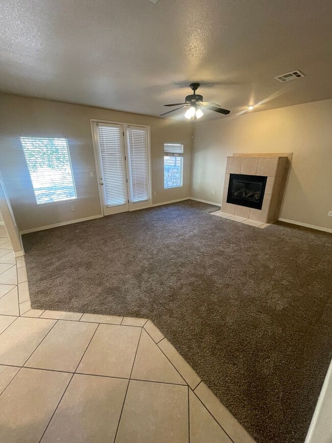 Building Photo - Lovely Spacious 4 Bedroom Home w/office sp...