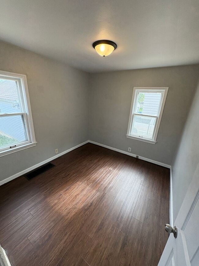 Building Photo - 3 Bed, 1 Bath - House for rent! NO APPLICATION FEES!!!