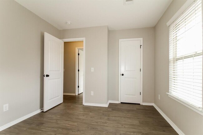 Building Photo - 613 Talon Dr