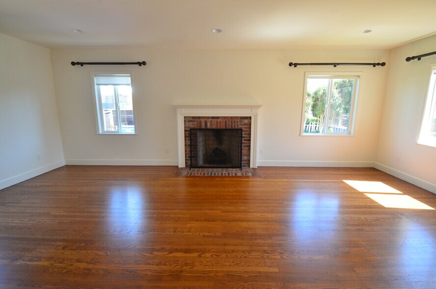 Building Photo - 7033 Draper Ave