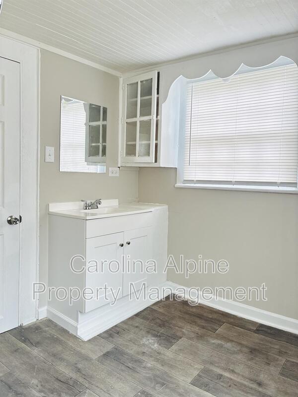 Building Photo - 721 S Church St