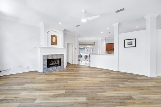 Building Photo - 26 Silverhorn Dr