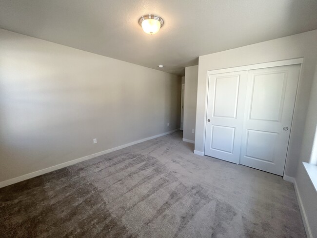 Building Photo - 916 Summer Ct