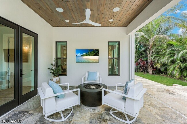 Building Photo - 760 Park Shore Dr