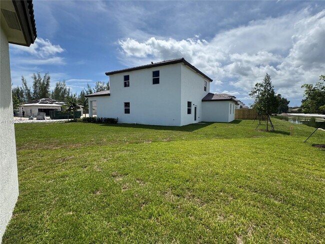 Building Photo - 2990 SE 23rd Ave