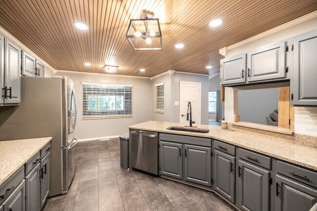 Building Photo - 5516 Oakside Dr