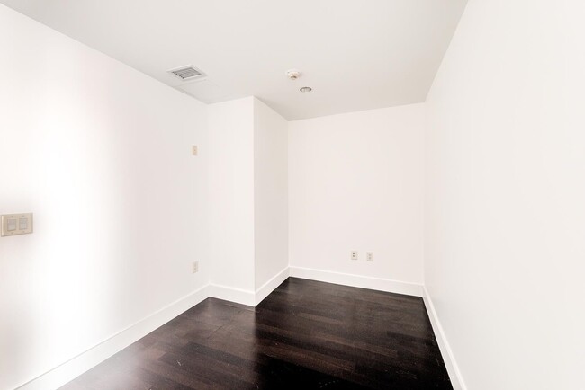 Building Photo - 77 Hudson St
