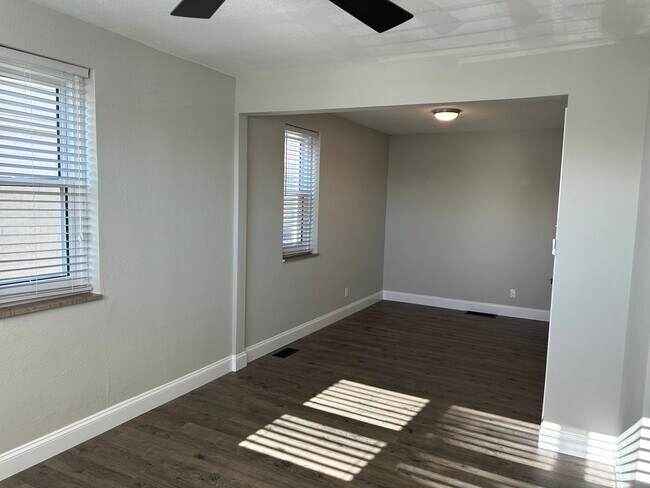 Building Photo - Modern Renovation in Sought-After Area