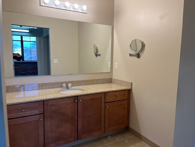 Building Photo - 160 Fremont St