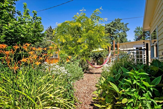 Building Photo - 2 Bedroom Cottage in the North End with to...