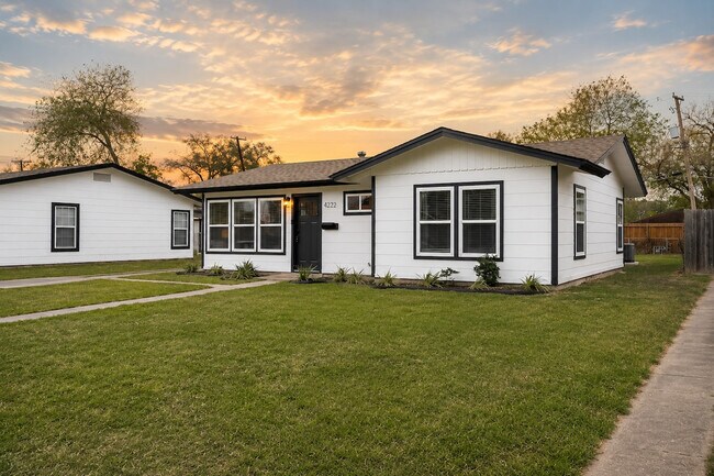 Building Photo - 4301 Sherwood Dr