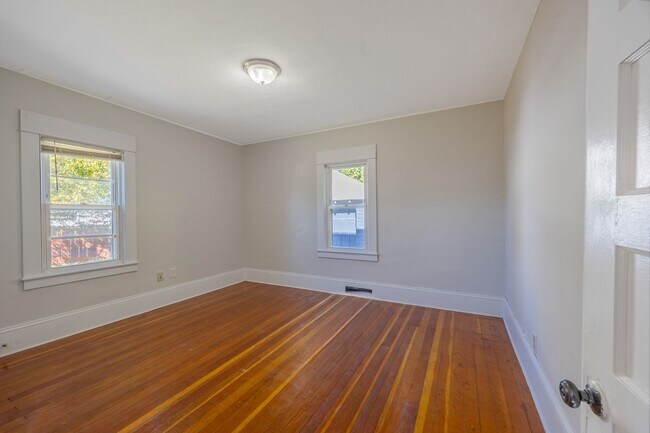 Building Photo - 182 Narragansett Blvd