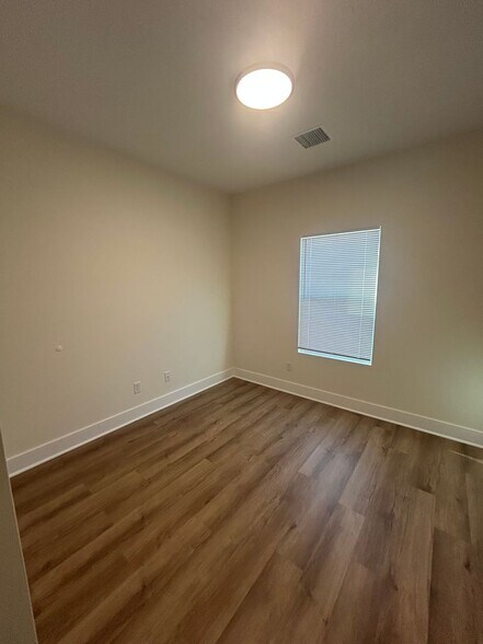 Building Photo - 17010 Kashmir St