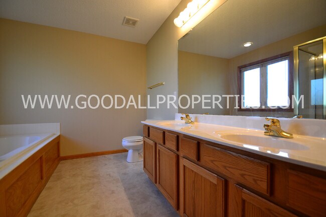 Building Photo - 4 Bedroom, 2.5 Bathroom Home in Johnston