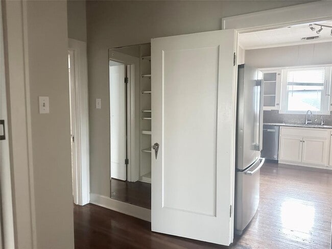 Building Photo - 312 Le Grande Ave