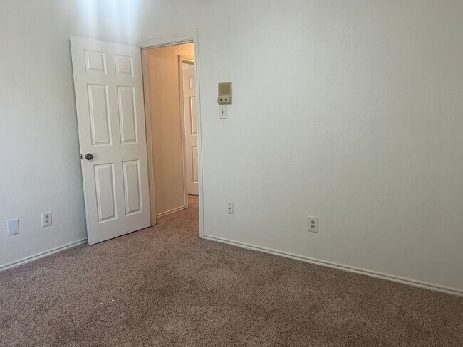 Building Photo - 3 bed 2 bath 2 car garage