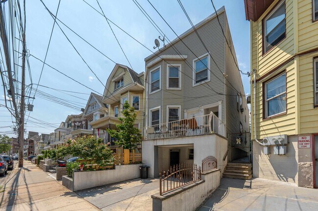 Building Photo - 73 Van Reypen St