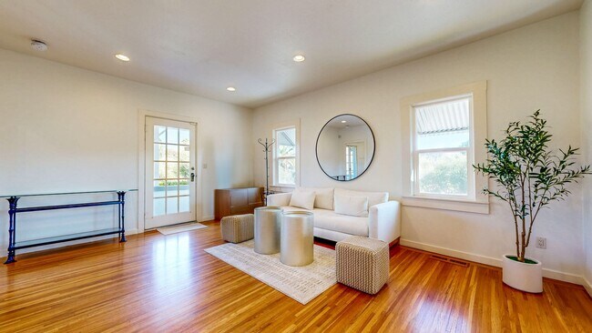 Building Photo - Charming 2 bedroom 1.5 bath plus office ho...