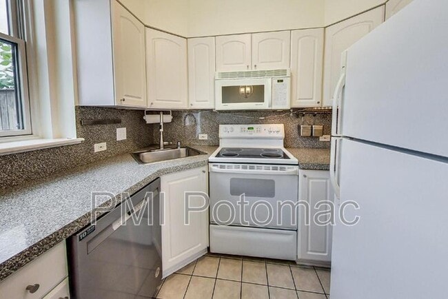 Building Photo - 1749 L St NE