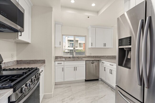 Building Photo - 1315 S Saltair Ave