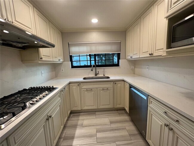 Building Photo - 428 W Huntington Dr