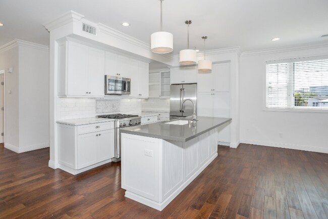 Building Photo - 7716 Ivanhoe Ave