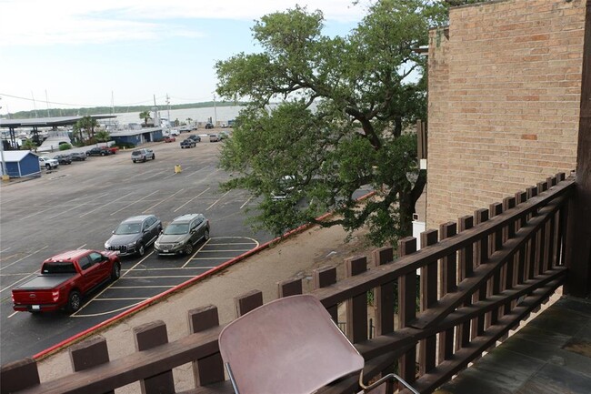Building Photo - 702 N Holiday Dr