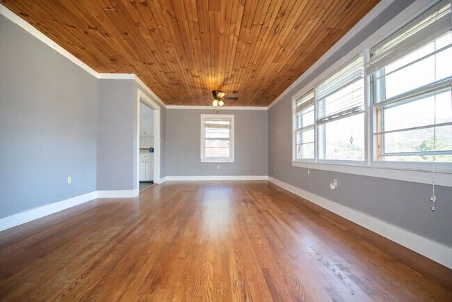 Building Photo - Spacious Home Bryson City limits