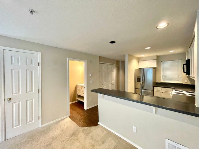 Building Photo - Great Condo For Rent