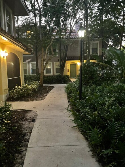 Building Photo - 6474 W Sample Rd