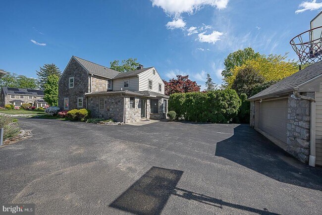 Building Photo - 714 Greythorne Rd