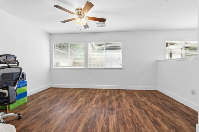 Building Photo - 3947 Carriage Park Row