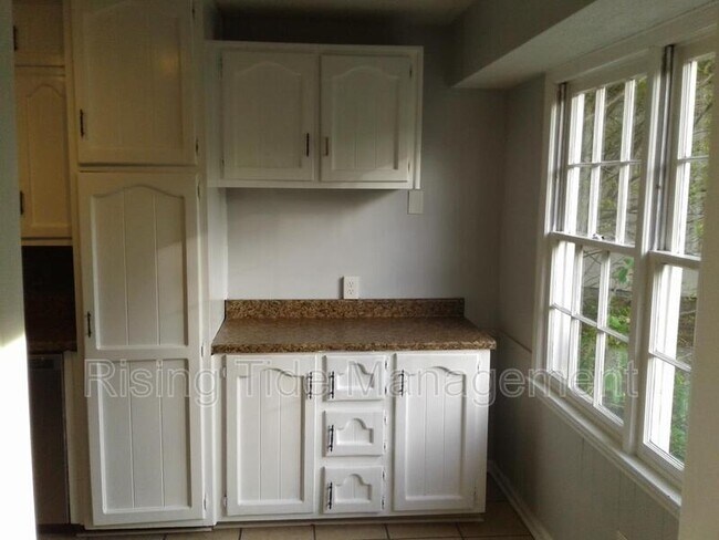 Building Photo - 1001 Christopher Dr