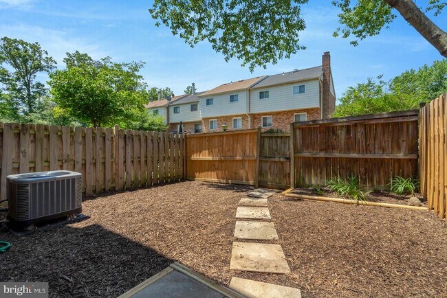 Building Photo - 7065 Leewood Forest Dr