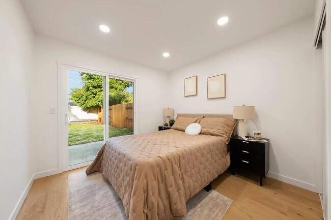 Building Photo - 5552 E Knoll Dr