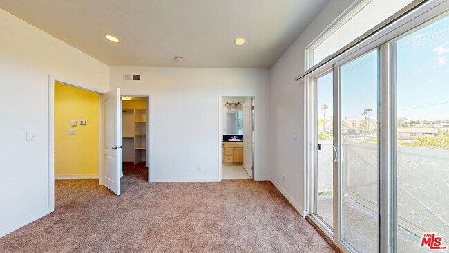 Building Photo - 11622 Oxnard St