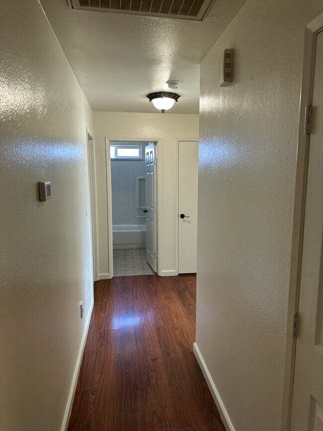 Building Photo - Beautiful Manteca 3 Bedroom Single Story H...